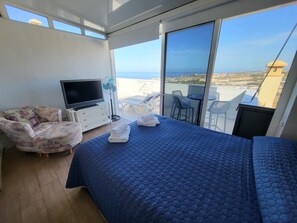 2 soverom, safe på rommet, strykejern/-brett og reiseseng for barn