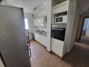 Refrigerador, microondas, horno y cafetera y tetera 