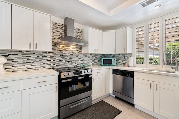 Frigorífico, microondas, horno y placa de cocina