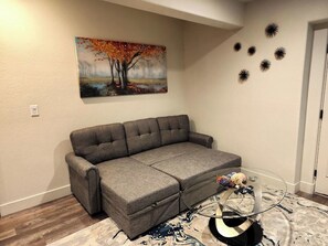 Smart-TV, Kamin, Bücher, Computerbildschirme