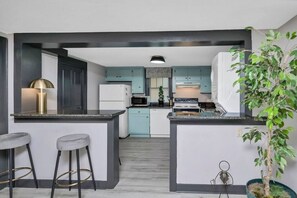 Refrigerador, microondas, horno y parrilla de estufa 