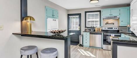 Refrigerador, microondas, horno y parrilla de estufa