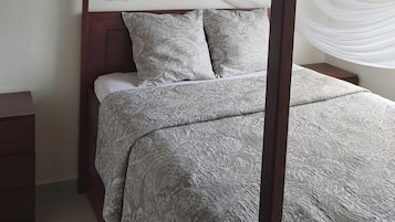 4 quartos, cofres nos quartos, ferros/tábuas de passar roupa