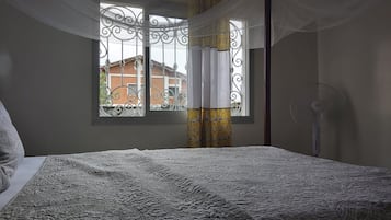 4 bedrooms, in-room safe, iron/ironing board, free WiFi