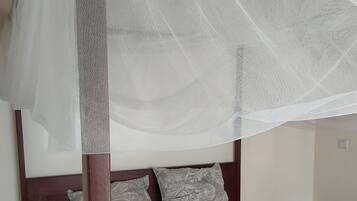 4 Schlafzimmer, Zimmersafe, Bügeleisen/Bügelbrett, Reisekinderbett