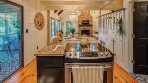 Private kitchen - Fore Seasons Cabin in Big Canoe (Jasper)