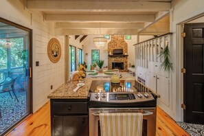 Fridge, microwave, oven, stovetop - Fore Seasons Cabin in Big Canoe (Jasper)