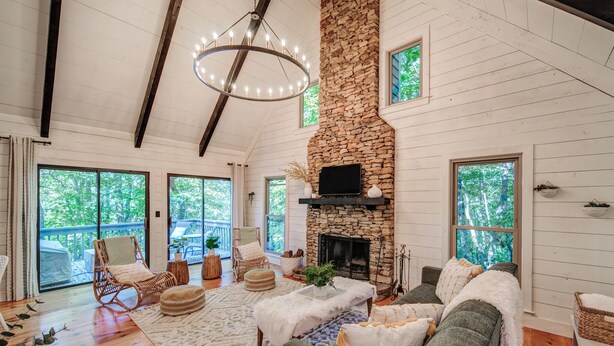 Living area - Fore Seasons Cabin in Big Canoe (Jasper)