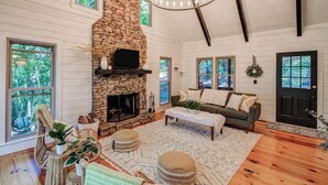 Living area - Fore Seasons Cabin in Big Canoe (Jasper)