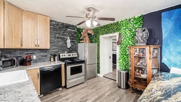 Réfrigérateur, micro-ondes, four, plaque de cuisson