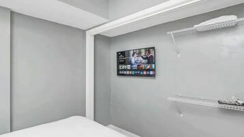 2 bedrooms, iron/ironing board, WiFi