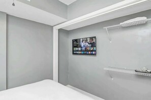 2 bedrooms, iron/ironing board, WiFi