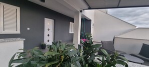 Property grounds - Apartment Viva - private swimming pool and  jacuzzi (Kaštel Novi)