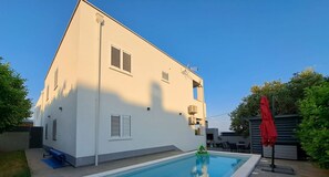 Pool - Apartment Viva - private swimming pool and  jacuzzi (Kaštel Novi)