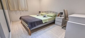 3 bedrooms, desk, iron/ironing board, travel crib