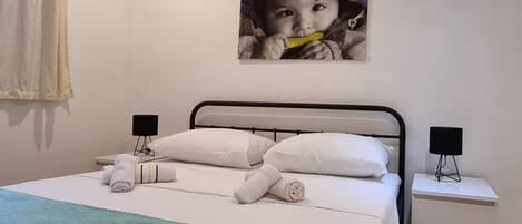 3 bedrooms, desk, iron/ironing board, free WiFi