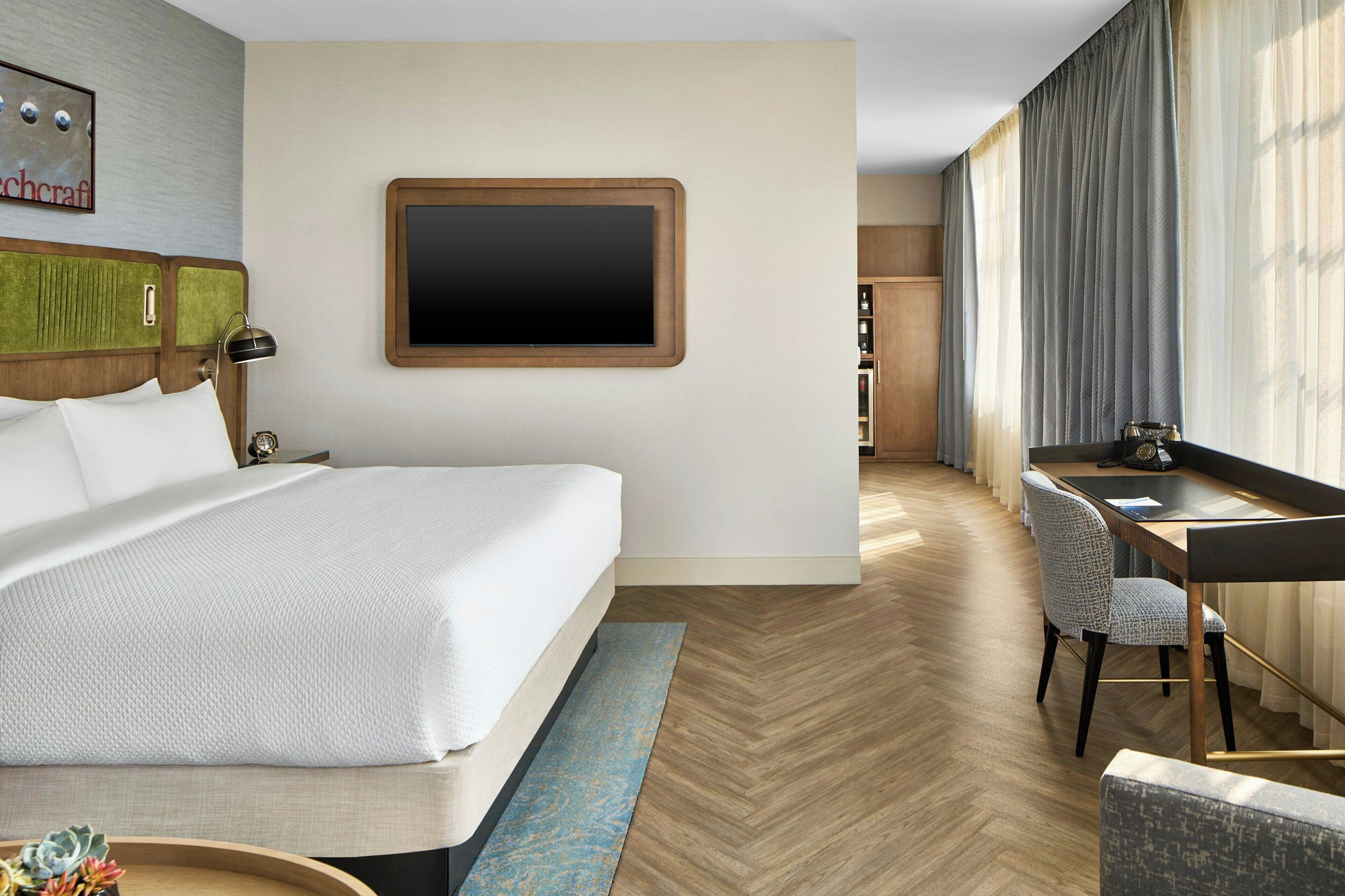 Suite, 1 très grand lit, vue sur la ville | Literie de qualité, minibar, coffre-fort, bureau
