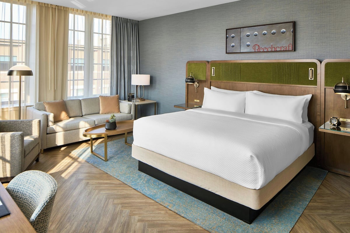 Suite, 1 King Bed, Non Smoking, City View