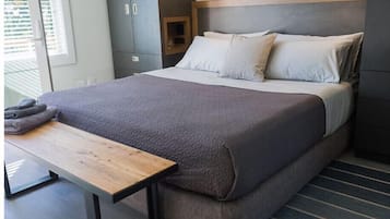 2 habitaciones, escritorio, tabla de planchar con plancha y wifi