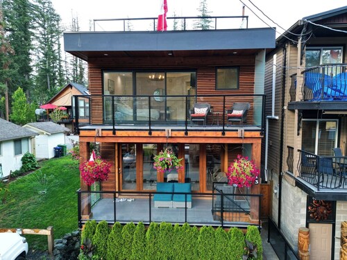 Luxury House Right In Front of Cultus Lake w/ Hot Tub & Paddleboards