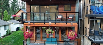 Luxury House Right In Front of Cultus Lake w/ Hot Tub & Paddleboards