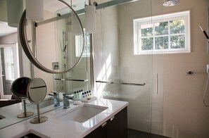 Douche, sèche-cheveux, serviettes fournies, savon