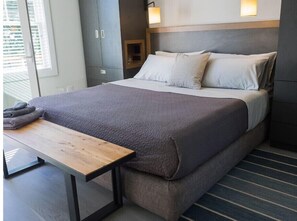 2 bedrooms, desk, iron/ironing board, WiFi