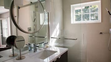 Douche, sèche-cheveux, serviettes fournies, savon