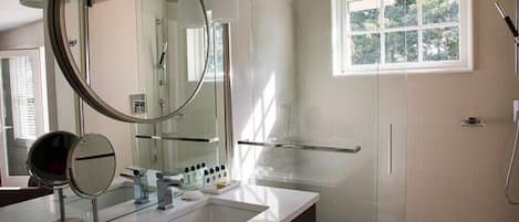 Dusj, hårføner, håndklær og såpe