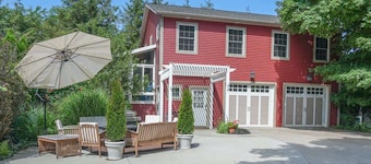 Lower Coastal Carriage Apt: Close to Beaches, Downtown Douglas, & Saugatuck!