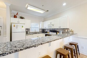 Fridge, microwave, oven, stovetop - Magnolia North, Unit 202 | Condo in Myrtle Beach with golf views & pool access (Myrtle Beach)