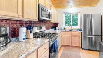 Frigorífico, microondas, horno y placa de cocina