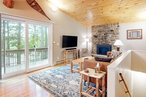 Televisión y chimenea 