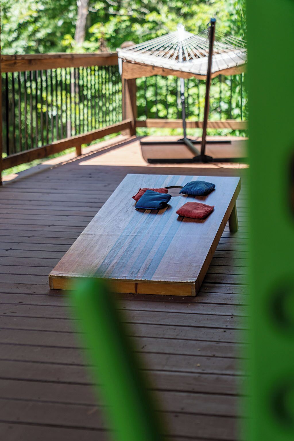 Une terrasse en bois avec un banc et deux coussins.
