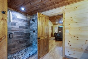 Haartrockner, Handtücher, Seife, Toilettenpapier