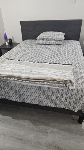 Bright and Cozy Room with  Free Parking