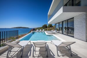 5 bedrooms
