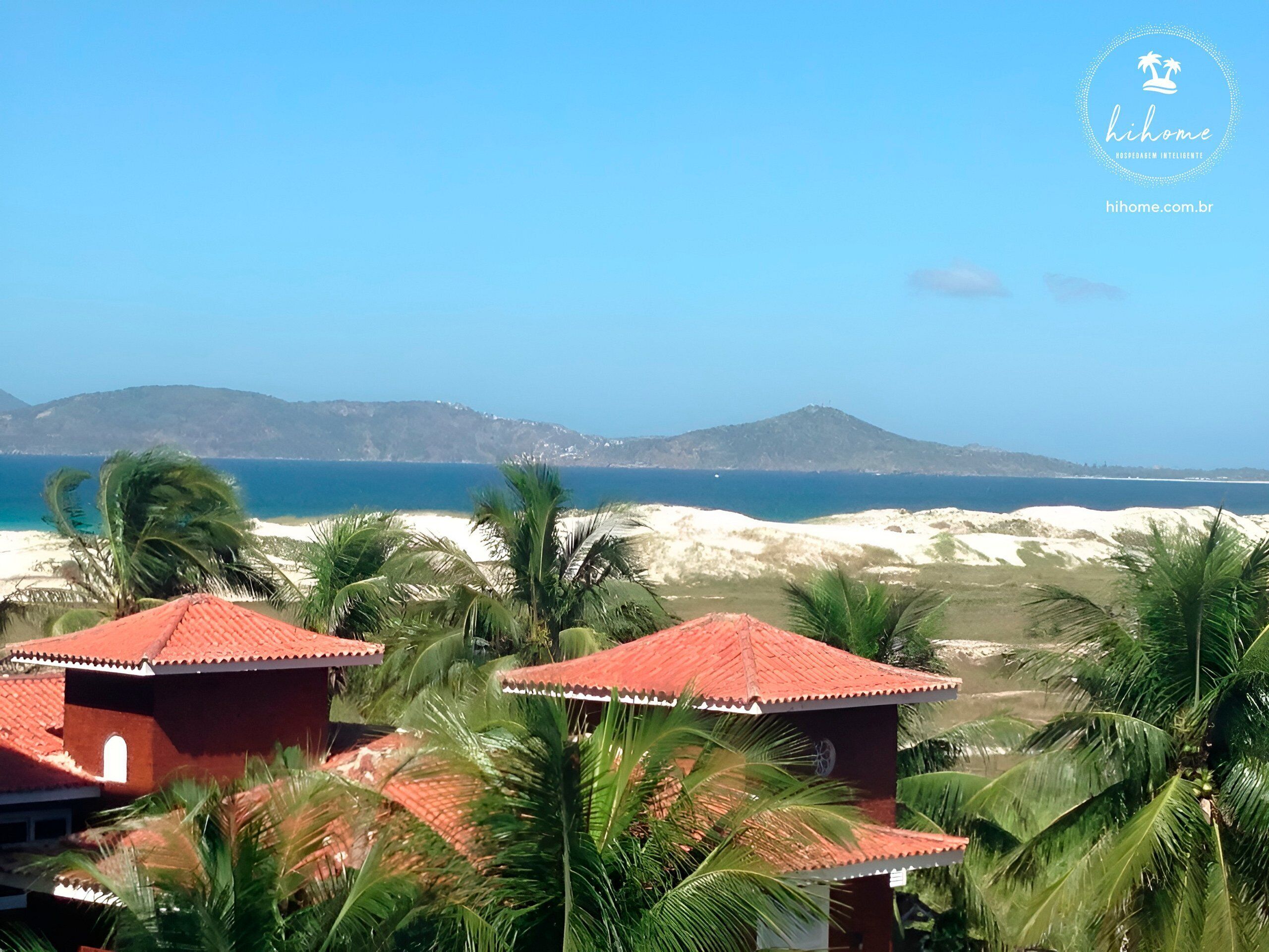 Vista costera con cabañas de playa y palmeras.