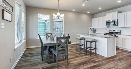 3 bedroom/2 bath with Water front views