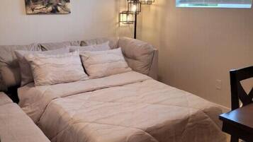 1 habitación, tabla de planchar con plancha y cuna de viaje