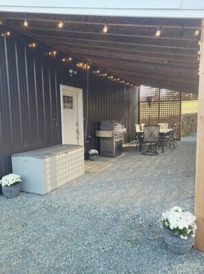 Outdoor dining - Bulson Creek 1 Bedroom Guest House Suite
 (Mount Vernon)