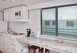 Exclusive-asuntovaunu, 4 makuuhuonetta, tupakointi kielletty, näköala venesatamaan | Yksityinen keittiö | Kahvin-/teenkeitin, syöttötuoli