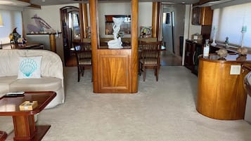 Exclusive Mobile Home, 4 Bedrooms, Non Smoking, Marina View | Living area
