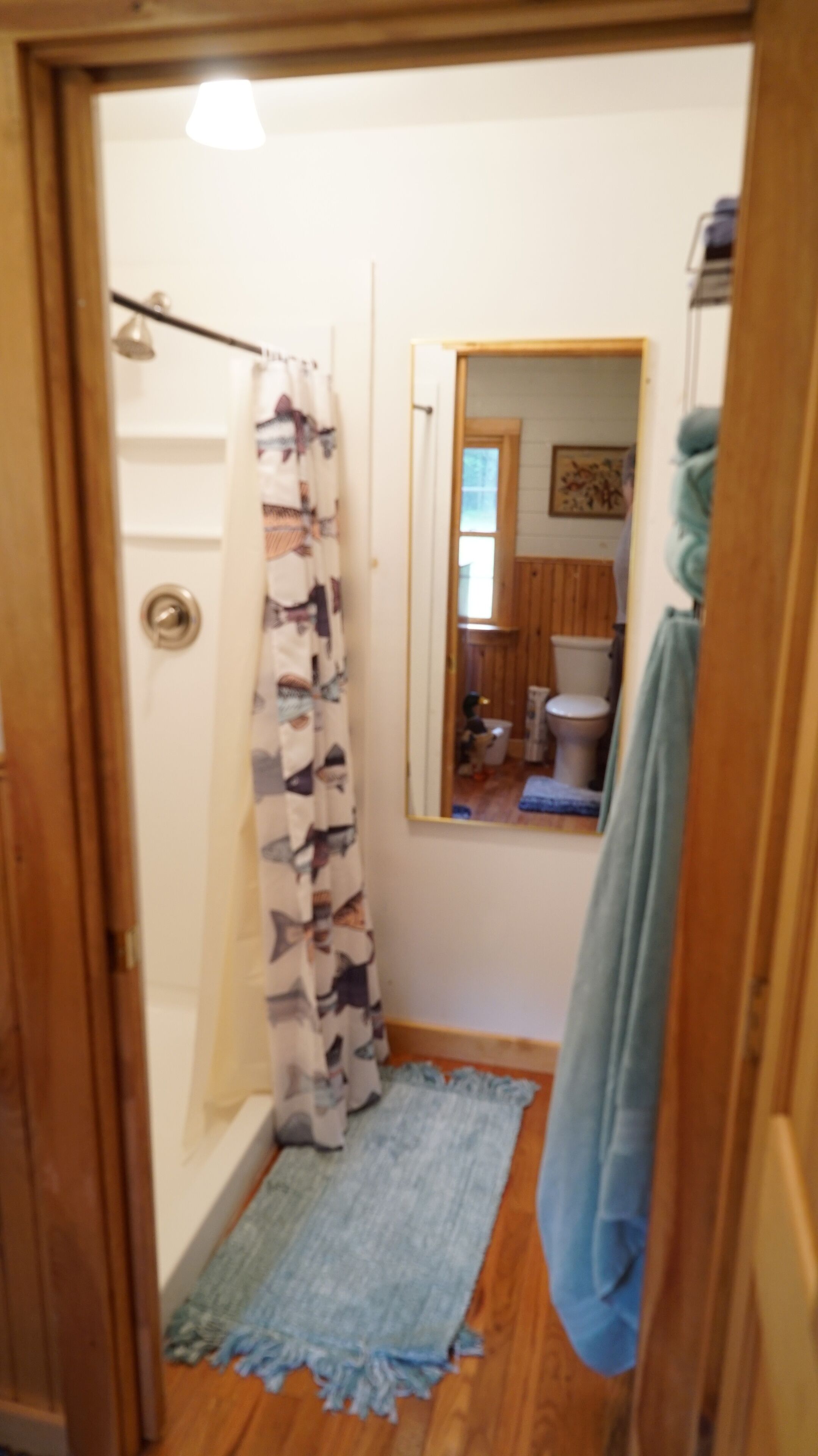 Douche, sèche-cheveux, serviettes fournies, savon