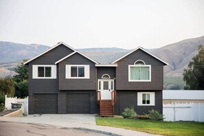 Exterior - Family Home: Sleeps 12, Game Room, Hot Tub & Views (East Wenatchee)