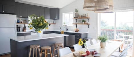 Réfrigérateur, micro-ondes, four, plaque de cuisson