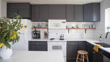 Frigorifero, microonde, forno, piano cottura