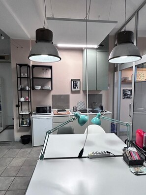 Kühlschrank, Mikrowelle, Herdplatte, Geschirrspüler