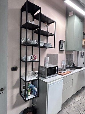 Een koelkast, een magnetron, een kookplaat, een vaatwasser