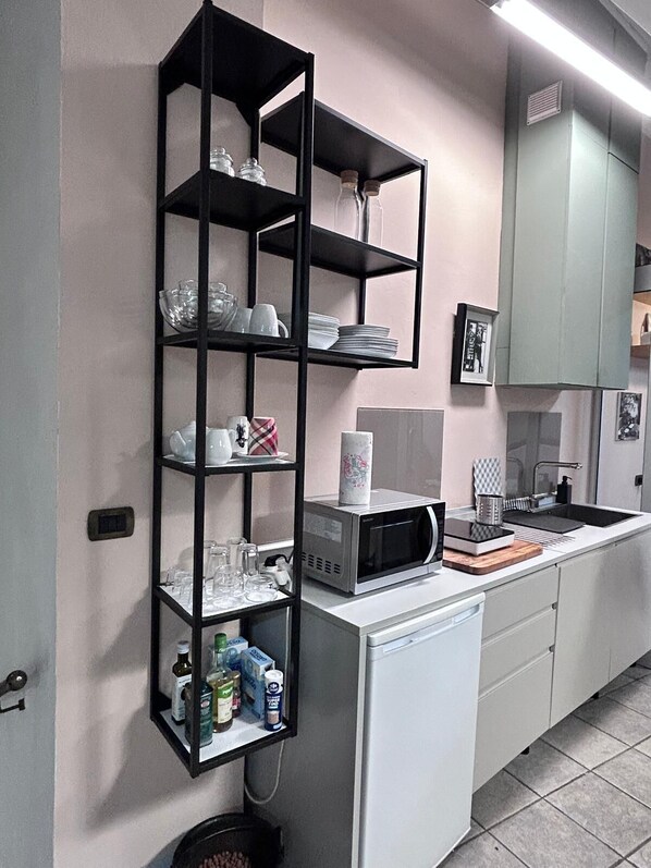 Kühlschrank, Mikrowelle, Herdplatte, Geschirrspüler